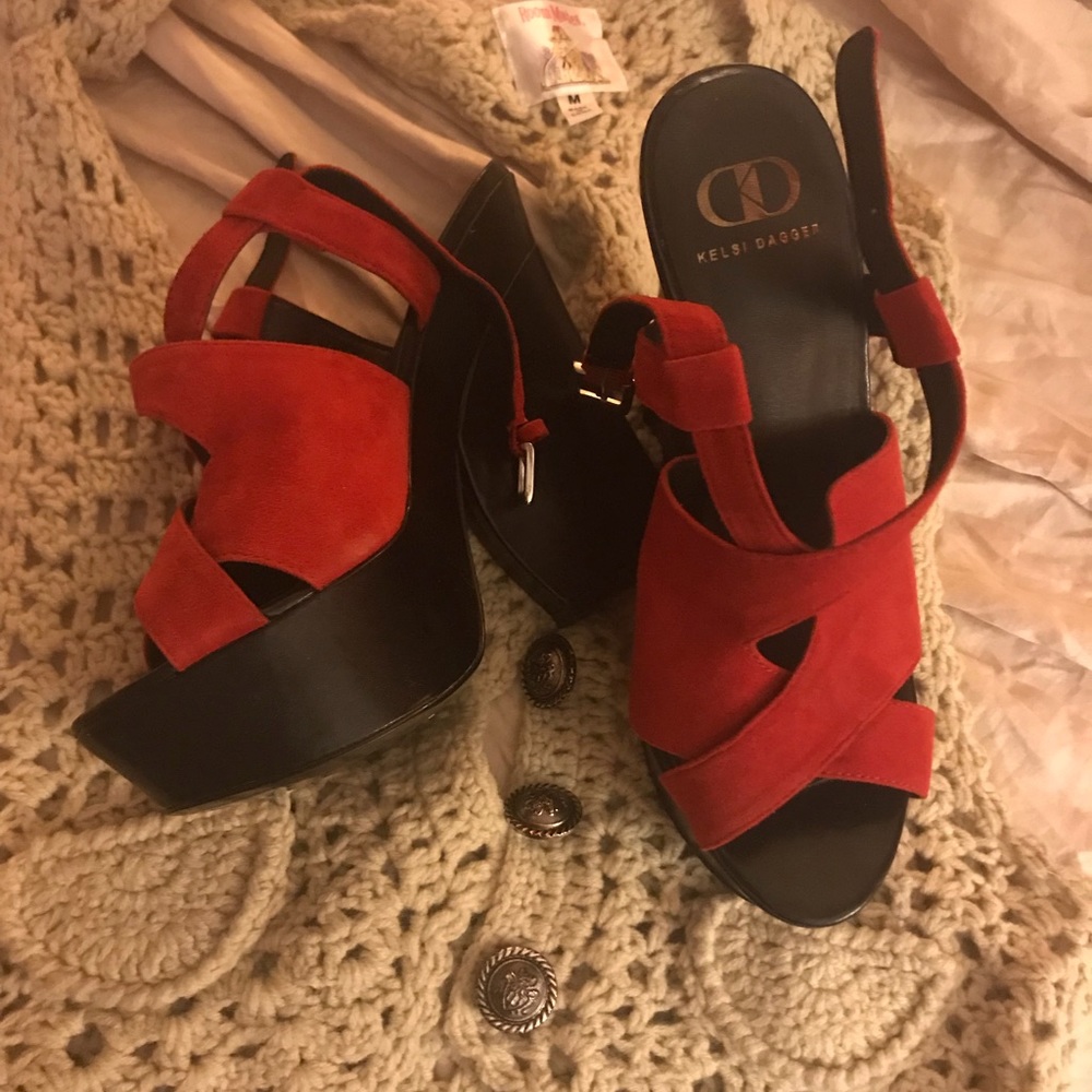 Kelsy Dagger Red, soft leather platforms